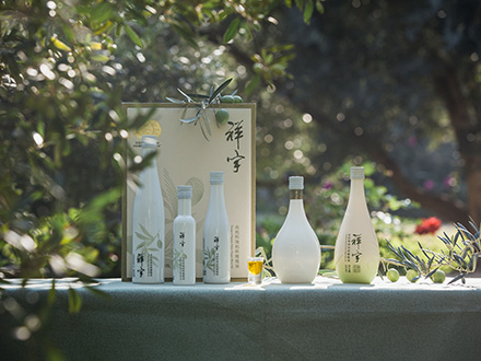 祥宇特級(jí)初榨橄欖油，純手工采摘、精選優(yōu)質(zhì)油橄欖鮮果，用意大利貝亞雷斯全自動(dòng)設(shè)備物理冷榨工藝，在鮮果采摘后8小時(shí)內(nèi)限時(shí)鮮榨而成。