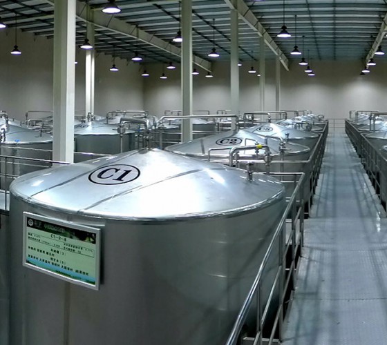 公司擁有都橄欖行業(yè)中亞洲最大的萬(wàn)噸標(biāo)準(zhǔn)化恒溫避光隔氧儲(chǔ)油庫(kù)，具備最佳的15℃-22℃低恒溫儲(chǔ)存環(huán)境。全部?jī)?chǔ)油罐采用食品級(jí)專(zhuān)用不銹鋼制作，采用..